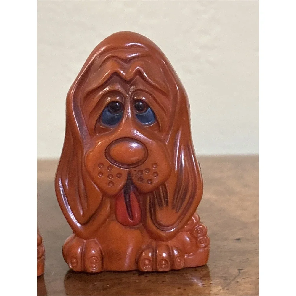 Vintage 1970s Basset Hound Dog Salt & Pepper Shakers Orange Plastic - Picture 3 of 7